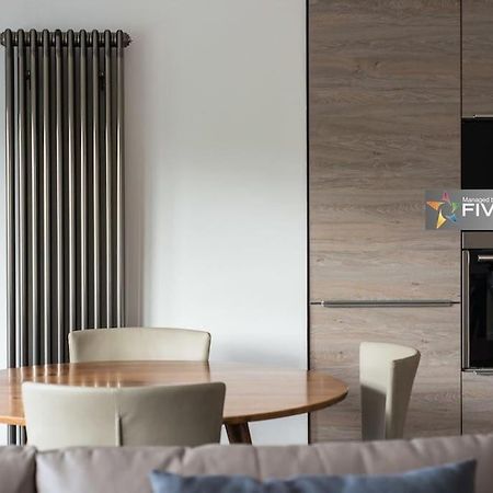 Cool Urban Apartment With Stunning Castle Views エディンバラ エクステリア 写真