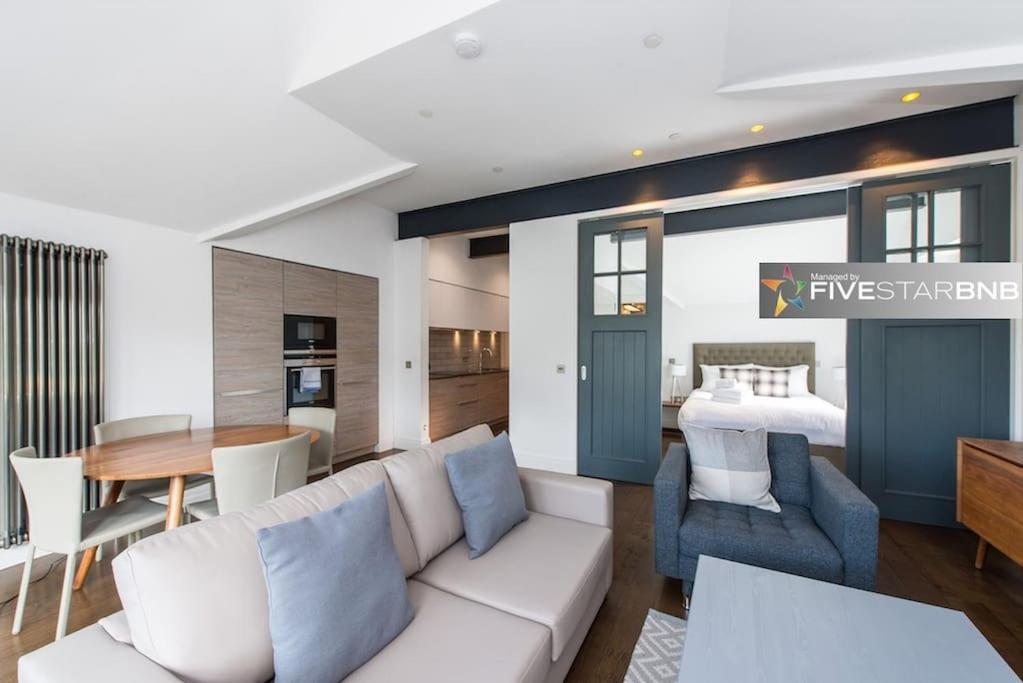 Cool Urban Apartment With Stunning Castle Views エディンバラ エクステリア 写真