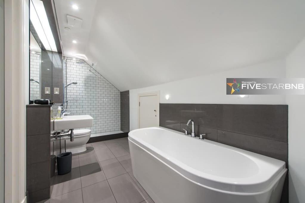 Cool Urban Apartment With Stunning Castle Views エディンバラ エクステリア 写真