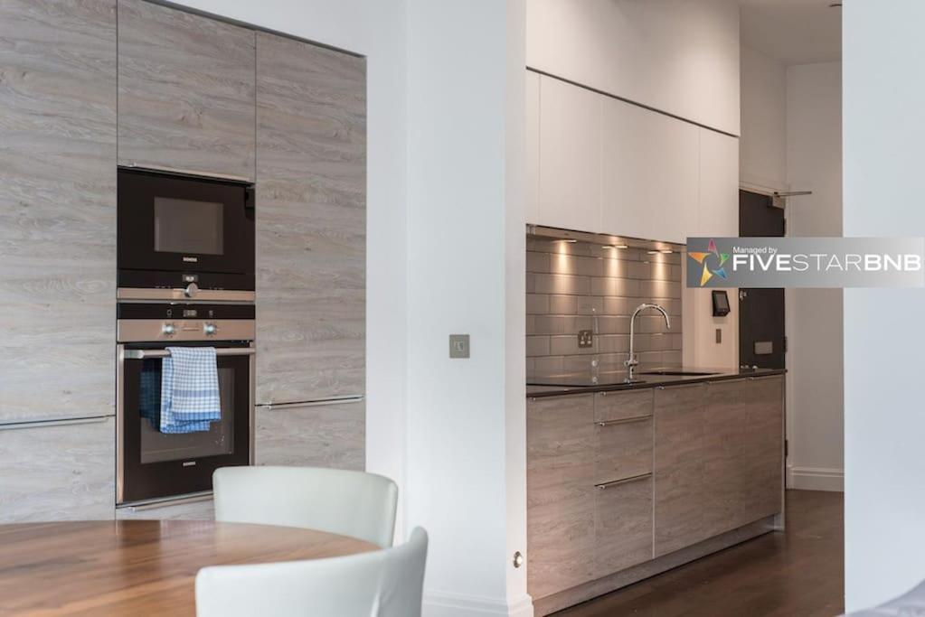 Cool Urban Apartment With Stunning Castle Views エディンバラ エクステリア 写真