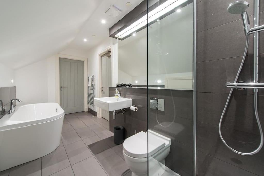 Cool Urban Apartment With Stunning Castle Views エディンバラ エクステリア 写真