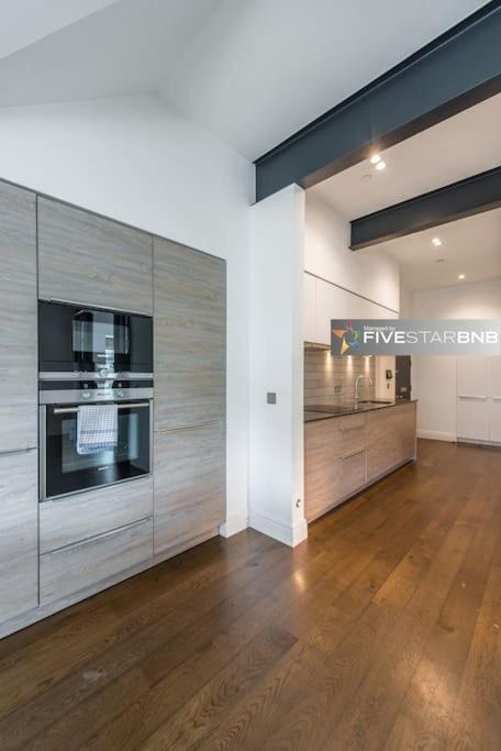 Cool Urban Apartment With Stunning Castle Views エディンバラ エクステリア 写真