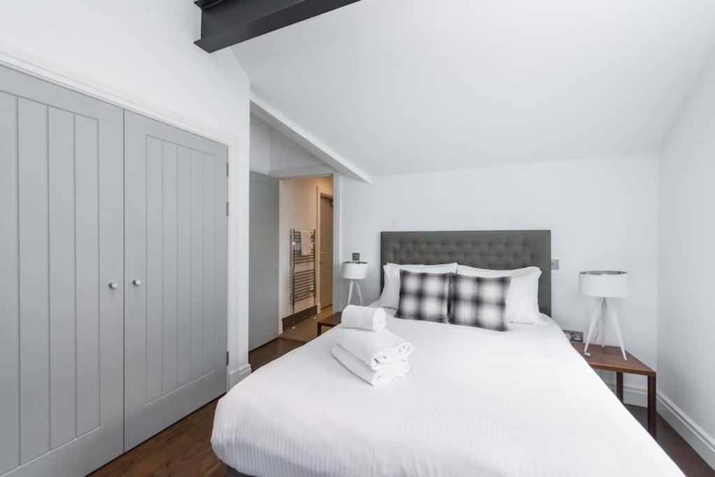 Cool Urban Apartment With Stunning Castle Views エディンバラ エクステリア 写真