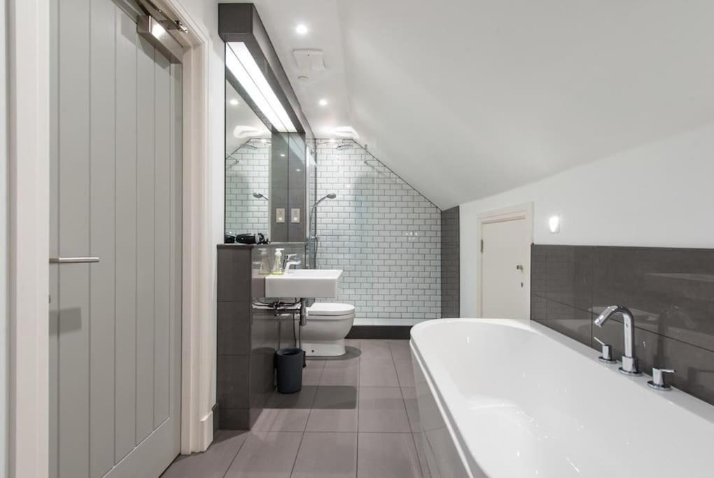 Cool Urban Apartment With Stunning Castle Views エディンバラ エクステリア 写真