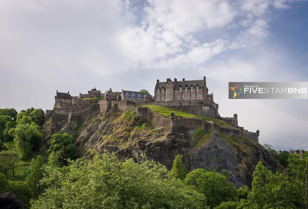 Cool Urban Apartment With Stunning Castle Views エディンバラ エクステリア 写真