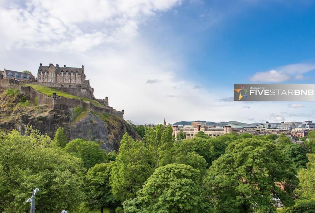 Cool Urban Apartment With Stunning Castle Views エディンバラ エクステリア 写真