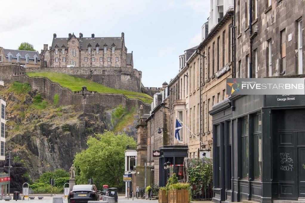 Cool Urban Apartment With Stunning Castle Views エディンバラ エクステリア 写真