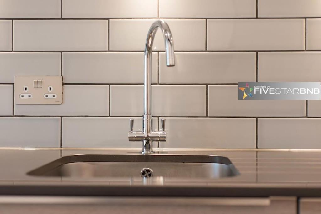Cool Urban Apartment With Stunning Castle Views エディンバラ エクステリア 写真