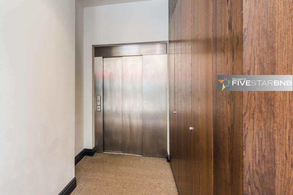 Cool Urban Apartment With Stunning Castle Views エディンバラ エクステリア 写真