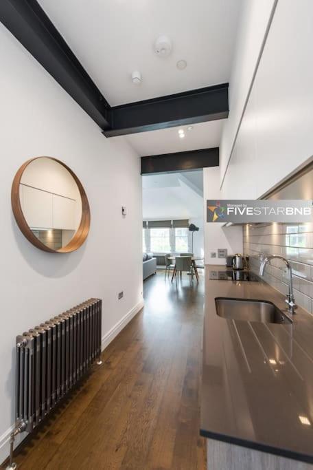 Cool Urban Apartment With Stunning Castle Views エディンバラ エクステリア 写真