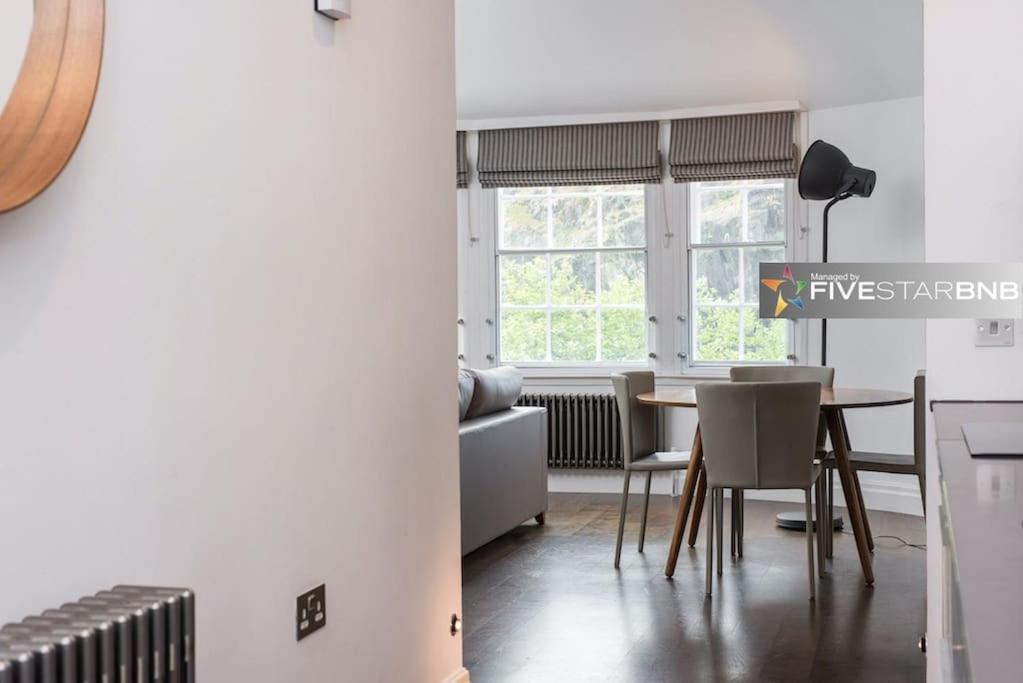 Cool Urban Apartment With Stunning Castle Views エディンバラ エクステリア 写真