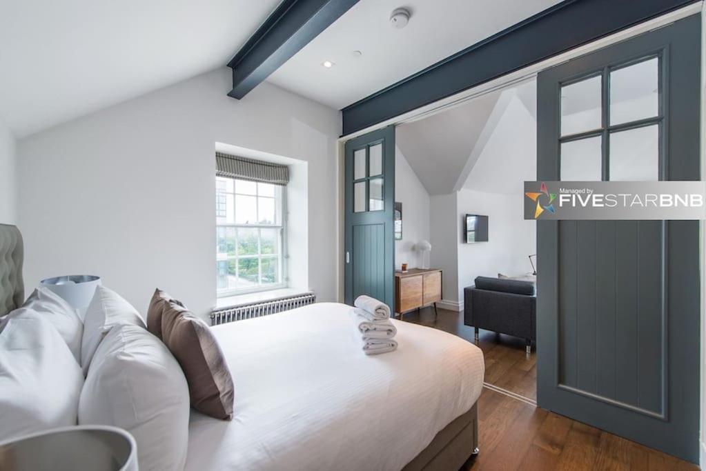Cool Urban Apartment With Stunning Castle Views エディンバラ エクステリア 写真