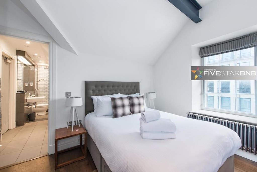 Cool Urban Apartment With Stunning Castle Views エディンバラ エクステリア 写真
